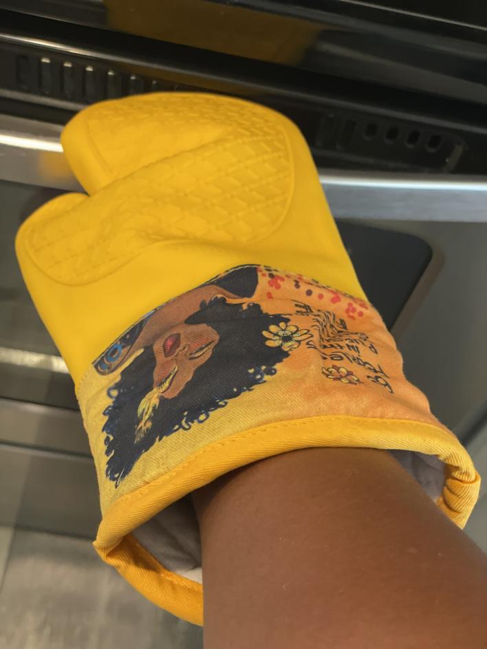 African American Oven Mitt and Potholder (1)