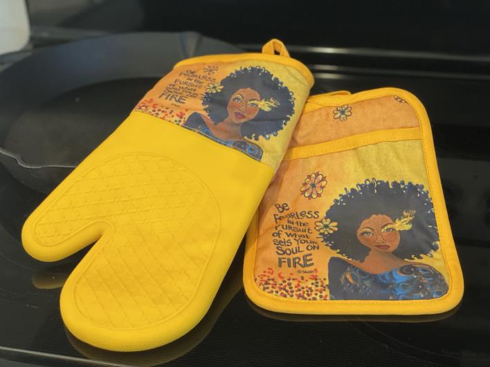 African American Oven Mitt and Potholder (5)