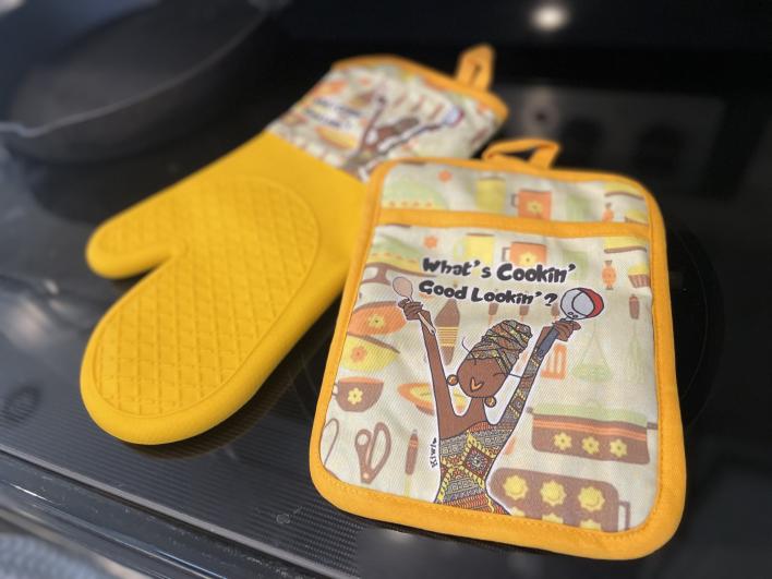African American Oven Mitt and Potholder - B (5) What's Cookin' Good Lookin' Oven Mitt Potholder Set