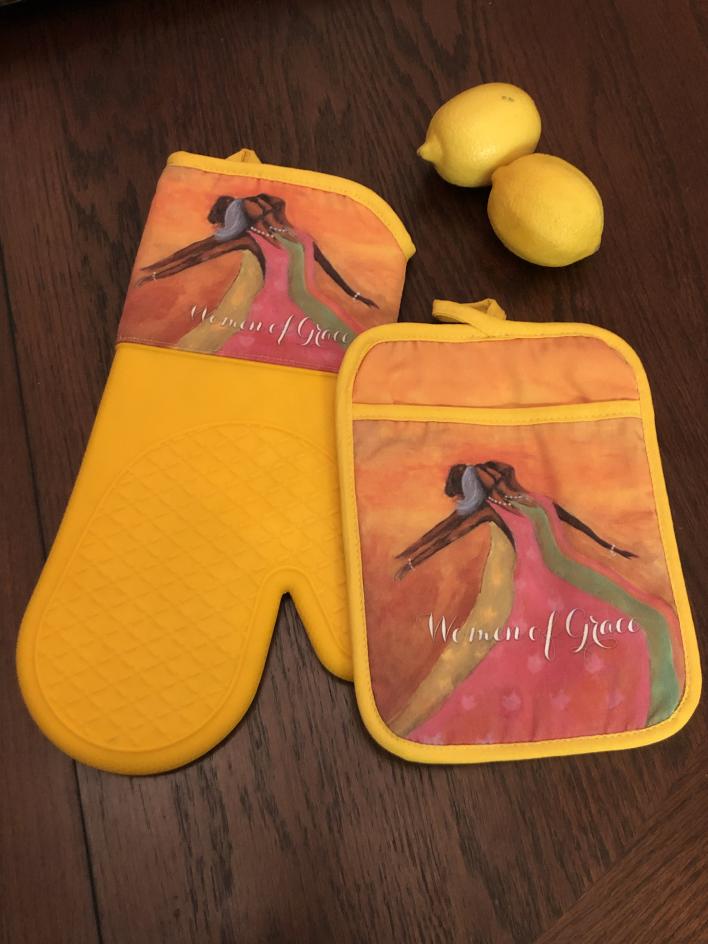 Woman of Grace_Oven Mitt and Potholder Set (2)